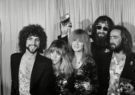 Ліндсі Бакінгем, Стіві Нікс, Крістін Макві, Мік Флітвуд, Джон Макві. Члени рок-гурту Fleetwood Mac святкують свою премію Греммі в Лос-Анджелесі, . Mac, Лос-Анджелес, США