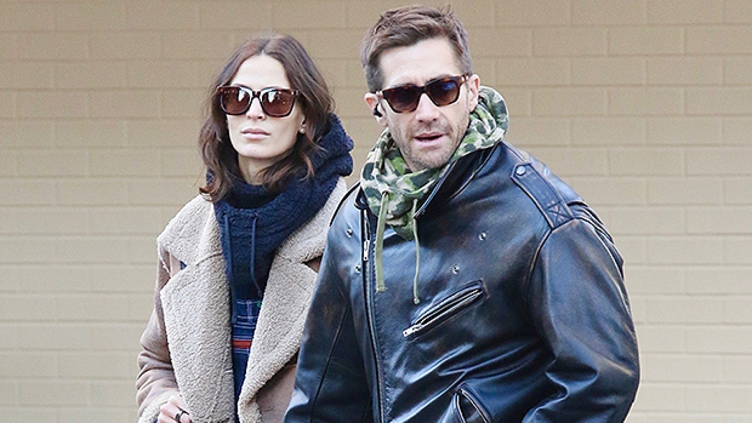 Jake Gyllenhaal & Jeanne Cadieu Hold Hands In NYC: Rare Photos