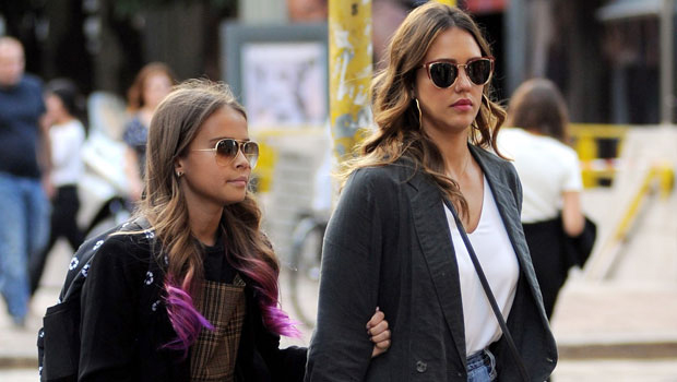 Jessica Alba’s Daughter Honor, 14, Looks Just Like Her For Cute Christmas Card Photo