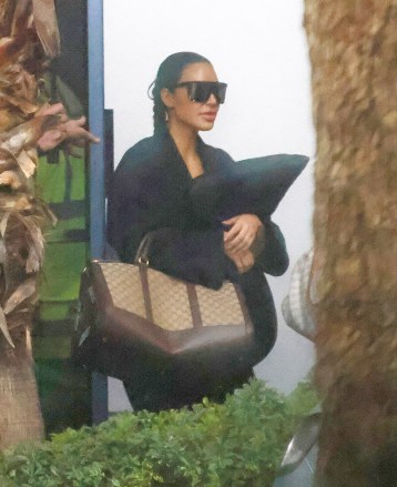 Kim Kardashian accompanies Sister Khloe Kardashian as they Fly Back from Toronto After Supporting Tristan Thompson Following the Passing of his Mom. Kim was seen carrying a Gucci bag after her fall out with Balenciaga.Pictured: Kim KardashianRef: SPL5513791 090123 NON-EXCLUSIVEPicture by: Shutterstock / SplashNews.comSplash News and PicturesUSA: +1 310-525-5808London: +44 (0)20 8126 1009Berlin: +49 175 3764 166photodesk@splashnews.comWorld Rights, No France Rights