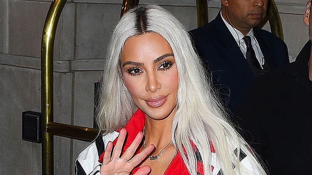 Kim Kardashian viste sexy gabardina roja y cabello rubio platinado en Nueva York: fotos