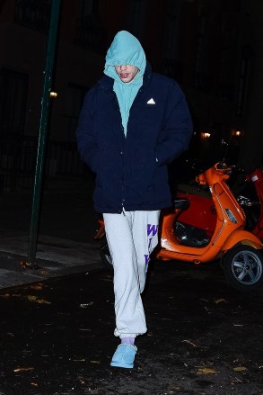 New York, NY  - *EXCLUSIVE*  - Comedian Pete Davidson keeps a low profile while arriving and departing Emily Ratajkowski's residence in New York City.Pictured: Pete DavidsonBACKGRID USA 4 DECEMBER 2022 BYLINE MUST READ: North Woods / BACKGRIDUSA: +1 310 798 9111 / usasales@backgrid.comUK: +44 208 344 2007 / uksales@backgrid.com*UK Clients - Pictures Containing ChildrenPlease Pixelate Face Prior To Publication*