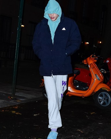 New York, NY  - *EXCLUSIVE*  - Comedian Pete Davidson keeps a low profile while arriving and departing Emily Ratajkowski's residence in New York City.Pictured: Pete DavidsonBACKGRID USA 4 DECEMBER 2022 BYLINE MUST READ: North Woods / BACKGRIDUSA: +1 310 798 9111 / usasales@backgrid.comUK: +44 208 344 2007 / uksales@backgrid.com*UK Clients - Pictures Containing ChildrenPlease Pixelate Face Prior To Publication*