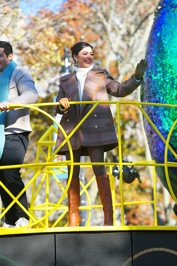 Sarah Hyland Teams Up With Adam DeVine & More For Medley At Macy’s Thanksgiving Day Parade