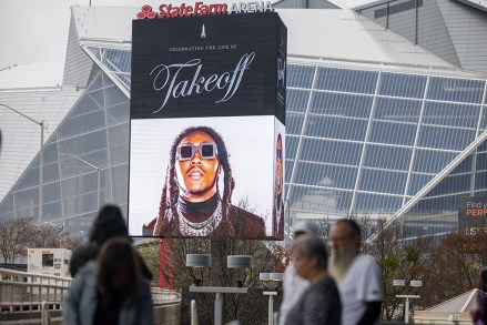 La señalización conmemora al rapero Takeoff mientras su funeral se lleva a cabo en State Farm Arena en Atlanta, Georgia el 11 de noviembre de 2022. Takeoff Celebration of Life, State Farm Arena, Atlanta, Georgia, EE. UU. - 11 de noviembre de 2022
