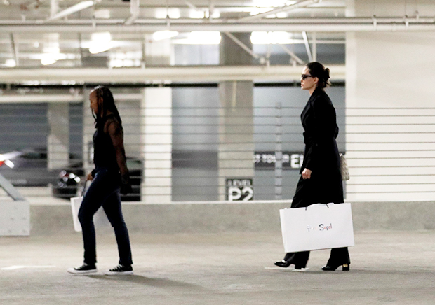 Angelina Jolie ve Zahara Şükran Günü Öncesinde Birlikte Alışverişe Gidiyor - Hollywood Life