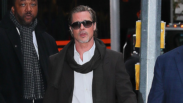 58 岁的布拉德·皮特 (Brad Pitt) 留着光滑的头发，穿着黑色西装，戴着墨镜，打扮得干干净净：照片