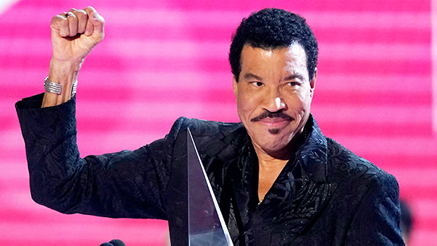 Stevie Wonder, Charlie Puth und weitere Stars stellen „We Are The World“ bei den AMAs 2022 zu Ehren von Lionel Richie nach
