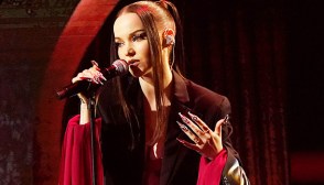 Dove Cameron AMA 2022 performance