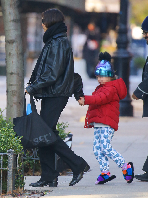 Irina Shayk Holding Hands With Daughter Lea In NYC: Photos – Hollywood Life