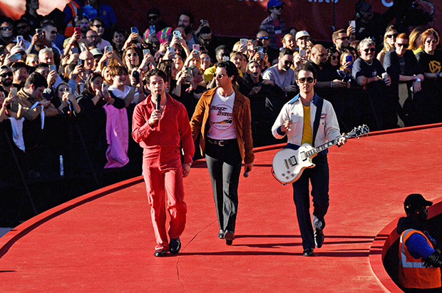 Jonas Brothers Thanksgiving Halftime Show Brings The Family Vibes