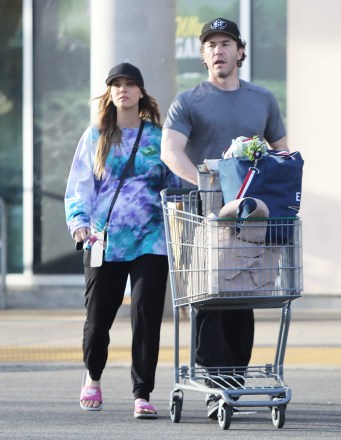 Los Angeles, CA - *EXCLUSIVE* - The star of HBO Max's The Flight Attendant keeps her hand on her growing baby bump while out grabbing groceries with partner Tom Pelphrey.  The couple are expecting their first child together and from the looks of it, Kaley's baby bump is looking bigger than ever!  Pictured: Kaley Cuoco, Tom Pelphrey BACKGRID USA 22 NOVEMBER 2022 BYLINE MUST READ: RMBI / BACKGRID USA: +1 310 798 9111 / usasales@backgrid.com UK: +44 208 344 2007 / uksales@backgrid.com *UK Clients - Pictures Containing Children Please Pixelate Face Prior To Publication*