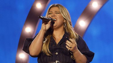 Kelly Clarkson Rocks Denim Dress For Fierce Performance At The CMA Awards