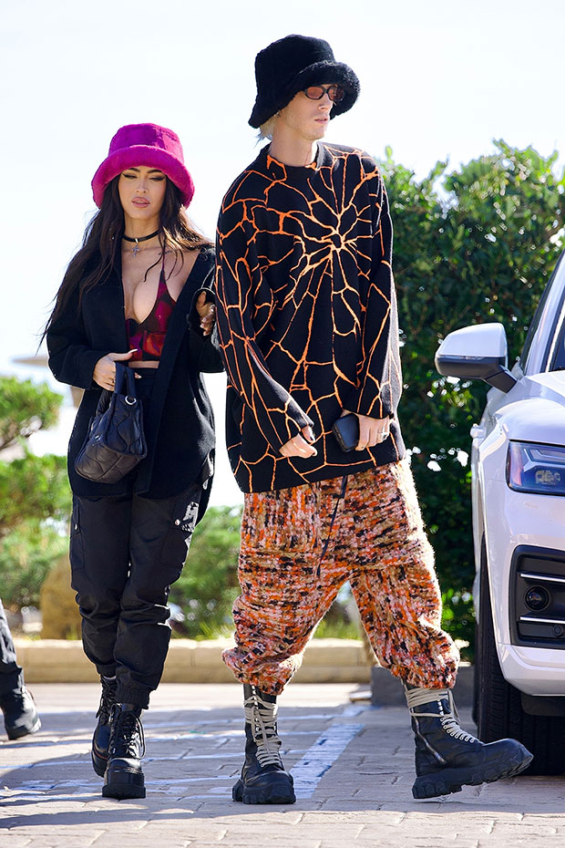 Beryl TV megan-fox-mgk-backgrid-embed Megan Fox & Machine Gun Kelly Wear Furry Bucket Hats: Photos – Hollywood Life Entertainment 