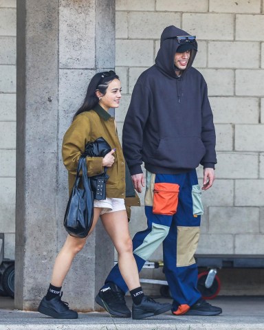 Maui, HI  - *EXCLUSIVE*  - Pete Davidson and Chase Sui Wonders leave Hawaii after a romantic week. Pictures were taken on 01/26/22.

Pictured: Pete Davidson and Chase Sui Wonders

BACKGRID USA 29 JANUARY 2023 

BYLINE MUST READ: BACKGRID

USA: +1 310 798 9111 / usasales@backgrid.com

UK: +44 208 344 2007 / uksales@backgrid.com

*UK Clients - Pictures Containing Children
Please Pixelate Face Prior To Publication*