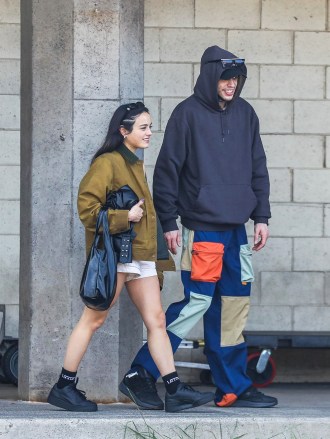 Maui, HI - *EXCLUSIVE* - Pete Davidson and Chase Sui Wonders leave Hawaii after a romantic week.  The photos were taken on 01/26/22.  Pictured: Pete Davidson and Chase Sui Wonders BACKGRID USA 29 JANUARY 2023 SIGNATURE MUST READ: BACKGRID USA: +1 310 798 9111 / usasales@backgrid.com UK: +44 208 344 2007 / uksales@backgrid.com *UK Customers - Images Containing children, Pixelate their face before posting*