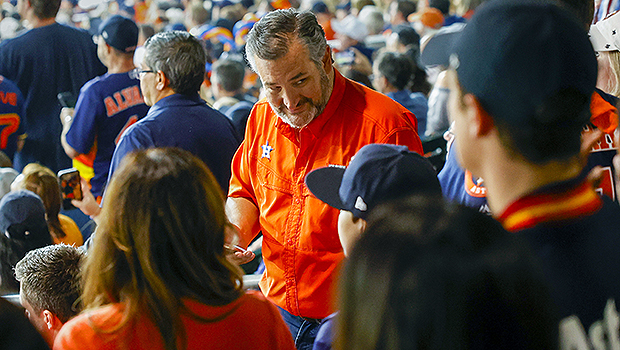Ted Cruz wird während der Parade der Houston Astros World Series eine Bierdose zugeworfen: Watch