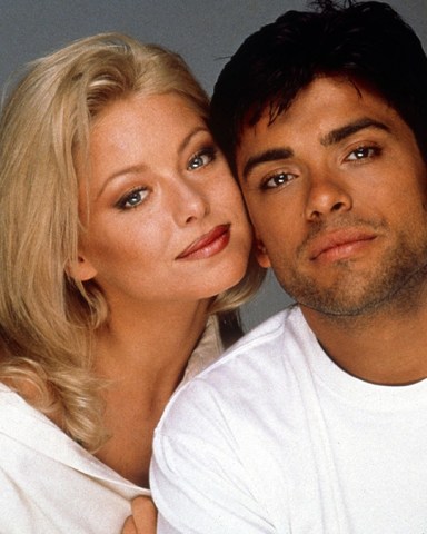 ALL MY CHILDREN, center, from left: Kelly Ripa, Mark Consuelos, 1996, 1970-2011.  ph: Robert Milazzo/© American Broadcasting Company /Courtesy Everett Collection