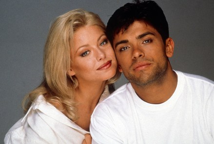ALL MY CHILDREN, center, from left: Kelly Ripa, Mark Consuelos, 1996, 1970-2011.  ph: Robert Milazzo/© American Broadcasting Company /Courtesy Everett Collection