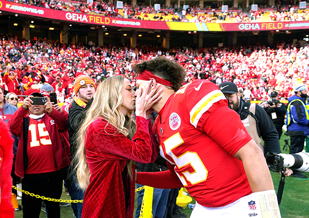 Chiefs: Brittany Mahomes, Patrick Mahomes adorable Thanksgiving photo