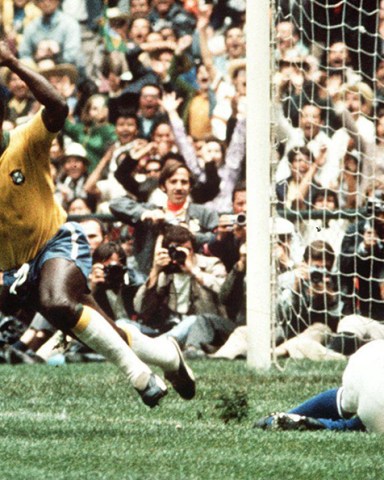 PELE CELEBRATES SCORING THE FIRST GOAL FOR BRAZIL IN THE WORLD CUP FINAL V ITALY MEXICO 1970
Sport