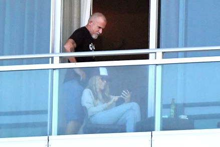 EXCLUSIVE: Miley Cyrus' mom Tish hangs out on the balcony with her new boyfriend, actor Dominic Purcell, ahead of her daughter's New Year's Eve celebration in Miami Beach, Florida.  December 31, 2022 Photo: Tish Cyrus, Dominic Purcell.  Photo credit: MEGA TheMegaAgency.com +1 888 505 6342 (Mega Agency TagID: MEGA929560_001.jpg) [Photo via Mega Agency]