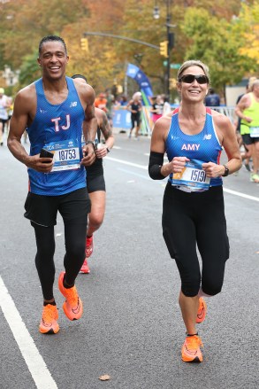 Amy Roback and TJ Holmes run through Harlem at the New York City Marathon in New York City, New York, USA.  Image: Luterious "tj" Holmes, Jr., Amy Roback Reference: SPL5500250 061122 Non-exclusive Image by: Christopher Peterson / SplashNews.com Splash News & Pictures USA: +1 310-525-5808 London: +44 (0)20 8126 1009 Berlin: +49 175 3764 166 photodesk@splashnews.com World Rights