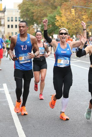 Amy Robach 和 T.J. Holmes 在美国纽约州纽约市马拉松赛期间跑过哈林区。图为：Loutelious “T. J.
