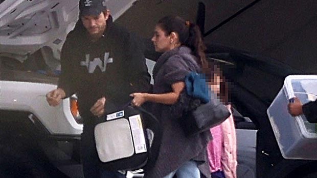 艾什顿库彻 (Ashton Kutcher) 和米拉库妮丝 (Mila Kunis) 带着 8 岁的女儿怀亚特 (Wyatt) 在圣诞节后抵达洛杉矶：图片