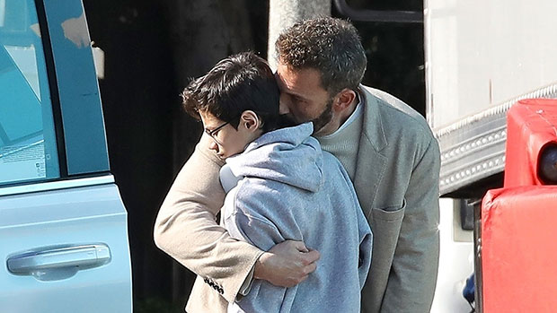 بن أفليك يعطي ابنه ماكس ، 14 عامًا ، عناقًا لطيفًا وقبلة وهو يغادر الاستوديو: صور
