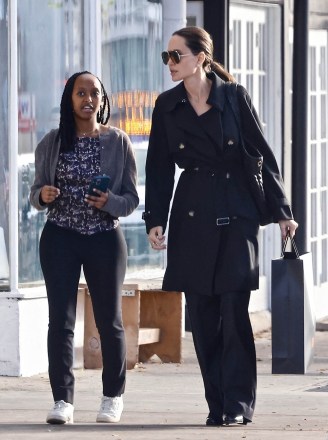 Los Angeles, CA - *EXKLUSIV* - Angelina Jolie sieht in einem komplett schwarzen Ensemble edel aus, als sie mit ihrer Tochter Zahara in Los Angeles einkaufen geht.  Im Bild: Zahara Jolie-Pitt, Angelina Jolie - Bilder mit Kindern Bitte verpixeln Sie das Gesicht vor der Veröffentlichung*
