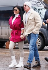Jeff Bezos and his girlfriend Lauren Sanchez seen shopping right after lunch at White House Tavern in Aspen.Pictured: Lauren Sanchez,Jeff BezosRef: SPL5512088 281222 NON-EXCLUSIVEPicture by: SplashNews.comSplash News and PicturesUSA: +1 310-525-5808London: +44 (0)20 8126 1009Berlin: +49 175 3764 166photodesk@splashnews.comWorld Rights
