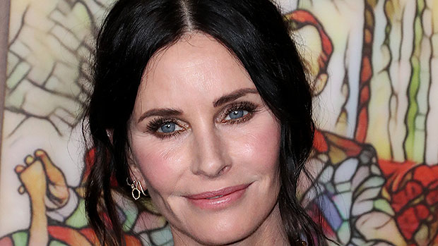 Courteney Cox Jokes About How ‘Real New Yorkers Eat Pizza’ In Hilarious Video