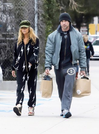 EXCLUSIVE: A sad looking Denise Richard's seen out holiday shopping in onesie with husband Aaron Phypers. 17 Dec 2022 Pictured: Denise Richards and Aaron Phypers. Photo credit: APEX / MEGA TheMegaAgency.com +1 888 505 6342 (Mega Agency TagID: MEGA926968_001.jpg) [Photo via Mega Agency]