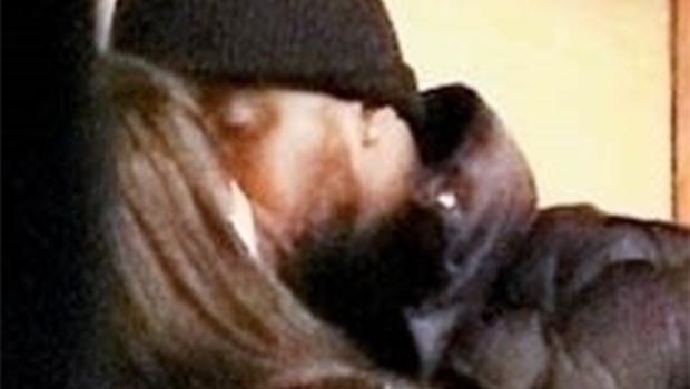 Diddy besando a Mystery Brunette en Nobu Date después del nacimiento de un nuevo bebé, 'Love': fotos