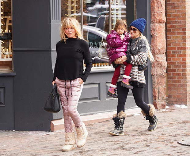Kate Hudson and her mother Goldie Hawn go shopping with daughter Rani ...