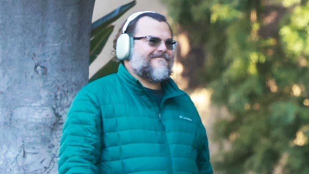 Jack Black, 53, sieht aus wie der Weihnachtsmann mit einem Salz-und-Pfeffer-Bart, als er alleine durch Los Angeles geht