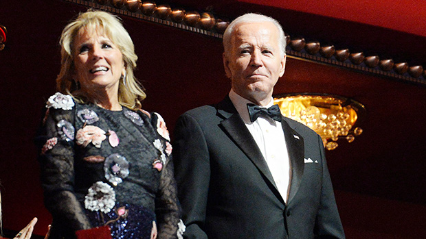 Джилл Байден ошеломляет в блестящем цветочном платье на церемонии вручения наград Кеннеди-центра с президентом Джо Байденом