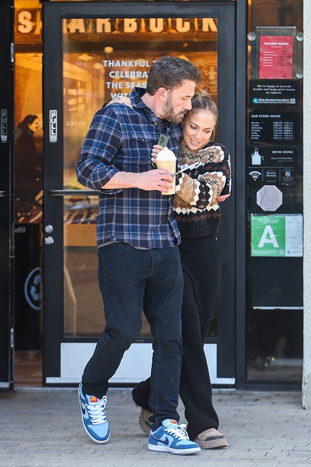 Santa Monica, CA - *EXCLUSIVE* - Lovebirds Ben Affleck and Jennifer Lopez look happy and so much in love as they go out for coffee at Starbucks in Santa Monica.Pictured: Ben Affleck, Jennifer Lopez BACKGRID USA 11 DECEMBER 2022 USA: +1 310 798 9111 / usasales@backgrid.com UK: +44 208 344 2007 / uksales@backgrid.com *UK Clients - Pictures Containing Children Please Pixelate Face Prior To Publication*