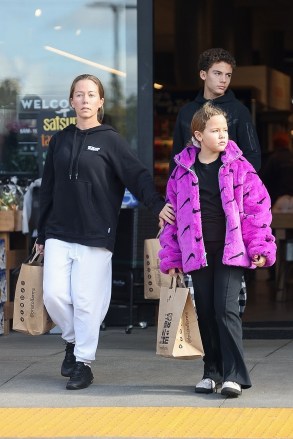 *EXCLUSIVE* Los Angeles, CA  - TV personality and former model Kendra Wilkinson is pictured exiting Bristol Farms with her kids during a grocery run.Pictured: Kendra WilkinsonBACKGRID USA 16 JANUARY 2023 USA: +1 310 798 9111 / usasales@backgrid.comUK: +44 208 344 2007 / uksales@backgrid.com*UK Clients - Pictures Containing ChildrenPlease Pixelate Face Prior To Publication*