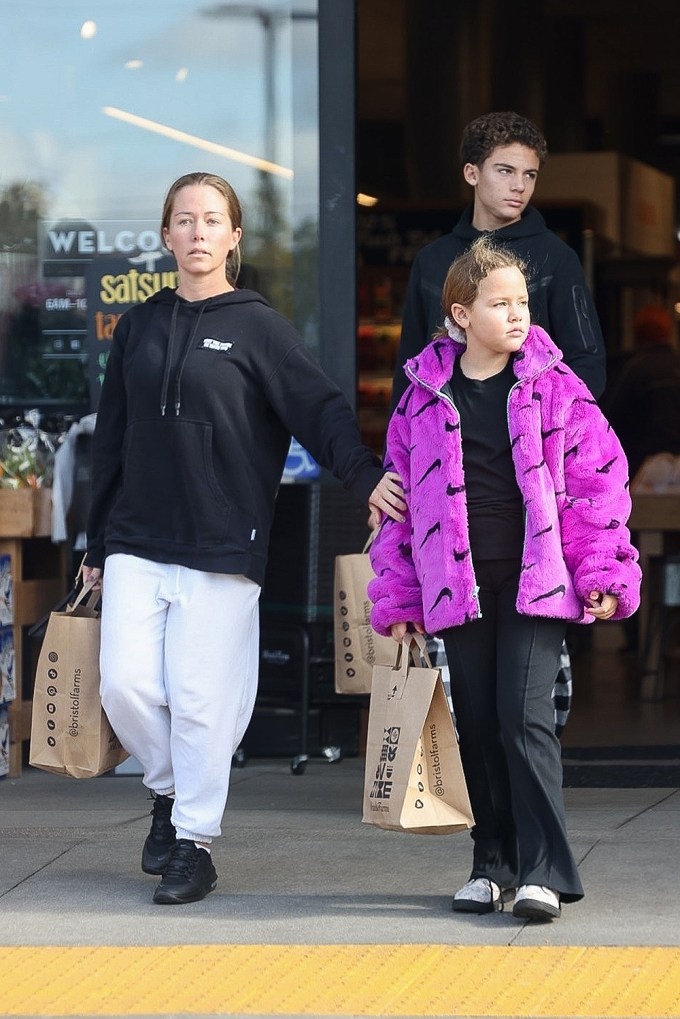 Kendra Wilkinson and her kids make a grocery run to Bristol Farms