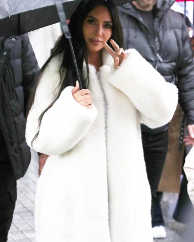 Kim Kardashian seen at a rainy London eye with her kids filming for her new tv series. 17 Mar 2023 Pictured: Kim Kardashian. Photo credit: Raw Image LTD/MEGA TheMegaAgency.com +1 888 505 6342 (Mega Agency TagID: MEGA957988_004.jpg) [Photo via Mega Agency]