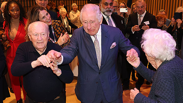 74 岁的查尔斯国王在哈里王子纪录片中的光明节庆祝活动中制作了 Hora