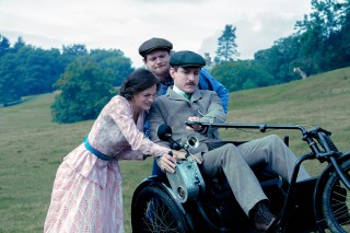 Lady Chatterley's Lover. (L to R) Emma Corrin as Lady Constance, Jack O'Connell as Oliver, Matthew Duckett as Clifford in Lady Chatterley's Lover. Cr. Seamus Ryan/Netflix © 2022.