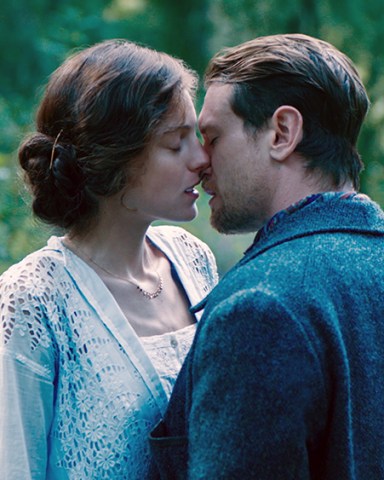 Lady Chatterley's Lover. (L to R) Emma Corrin as Lady Chatterley, Jack O'Connell as Oliver Mellors in Lady Chatterley's Lover. Cr. Courtesy of Netflix © 2022