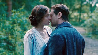 Lady Chatterley's Lover. (L to R) Emma Corrin as Lady Chatterley, Jack O'Connell as Oliver Mellors in Lady Chatterley's Lover. Cr. Courtesy of Netflix © 2022