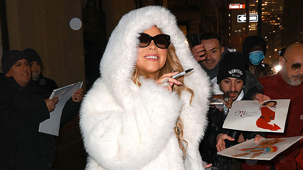 Mariah Carey se ve glamorosa con una chaqueta de piel blanca fuera del espectáculo de Nueva York mientras cuenta regresivamente para Navidad