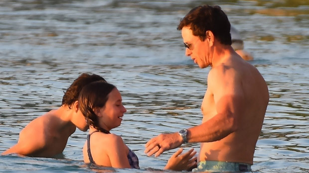 Марк Уолберг купаючись на Барбадосі без сорочки і цілує 12-річну дочку Грейс: фото