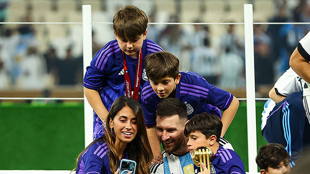 Lionel Messi umarmt seine Frau Antonela Roccuzzo und die Kinder Thiago (10), Mateo (7) und Ciro (4) nach dem Gewinn der Weltmeisterschaft