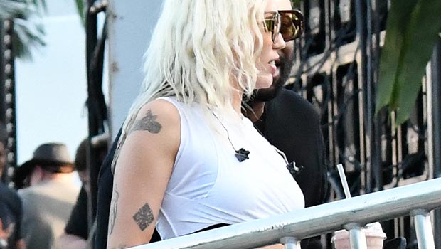 Miley Cyrus usa crop top durante los ensayos de NYE con la madrina Dolly Parton: fotos